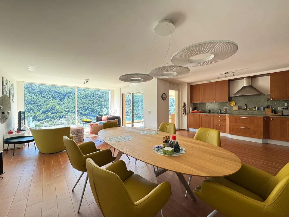 Attico panoramico con ampia terrazza e vista lago