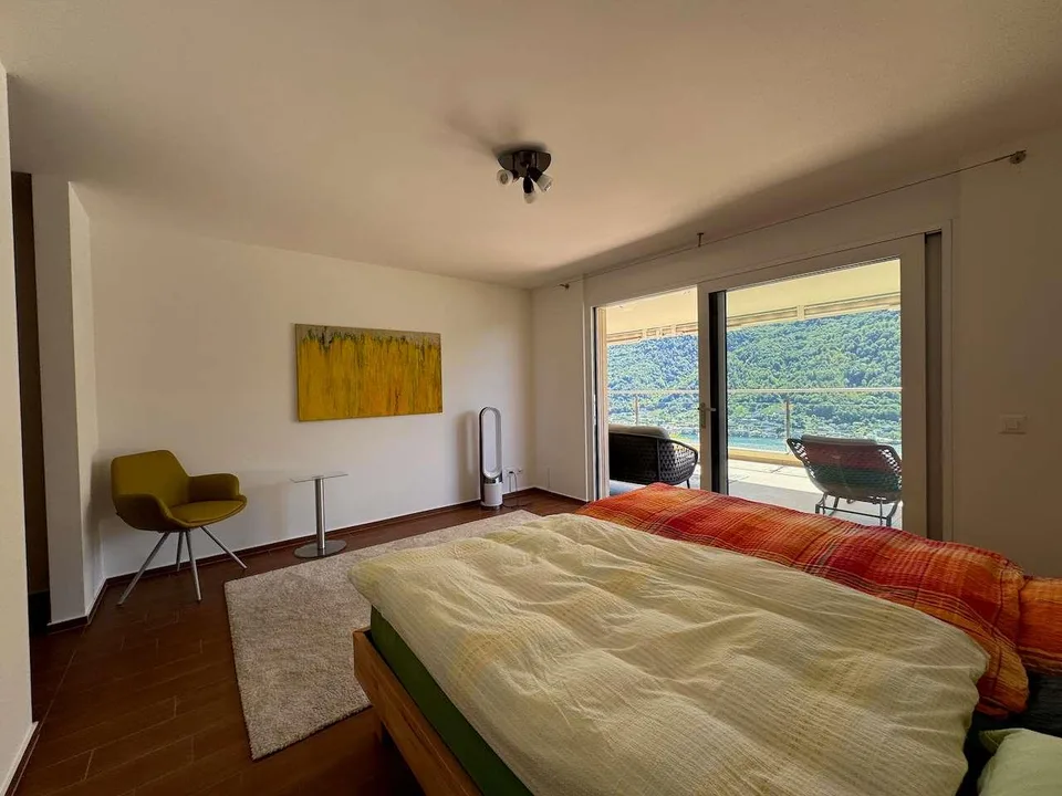 Attico panoramico con ampia terrazza e vista lago – photo 9 sur 13