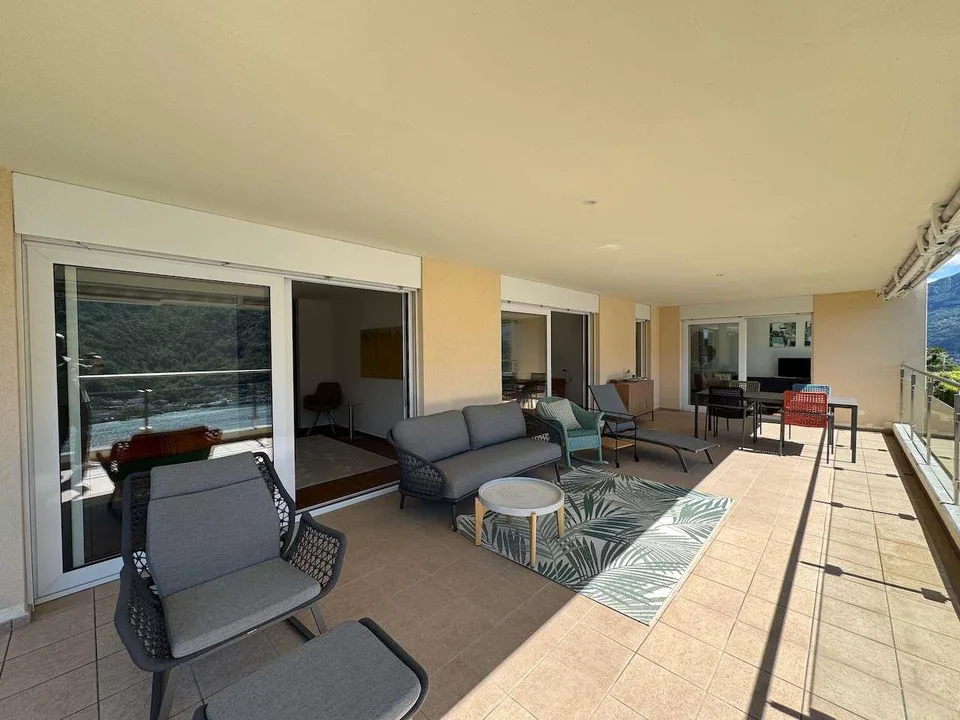 Attico panoramico con ampia terrazza e vista lago – photo 6 sur 13