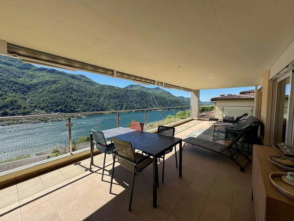 Attico panoramico con ampia terrazza e vista lago