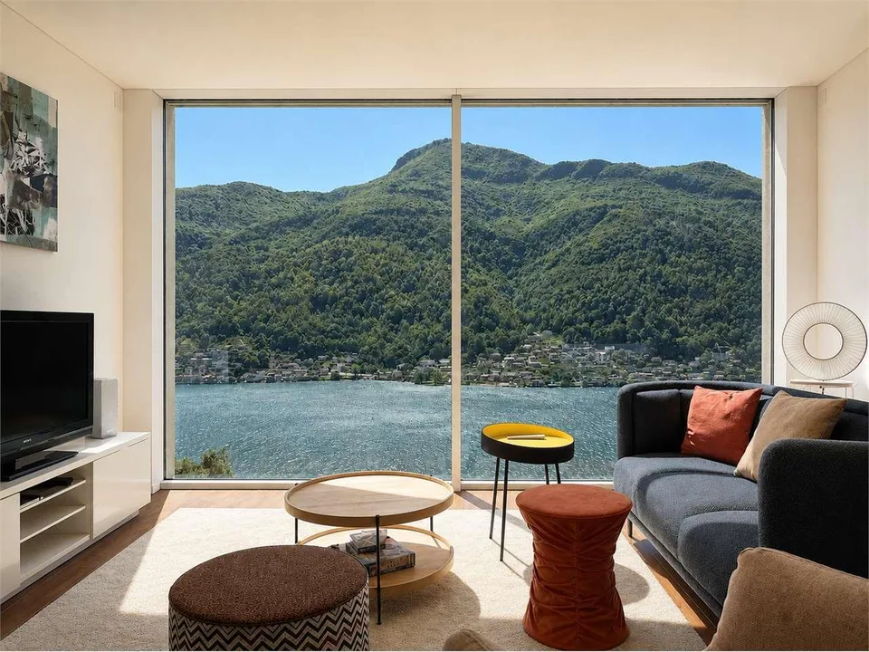 Attico panoramico con ampia terrazza e vista lago