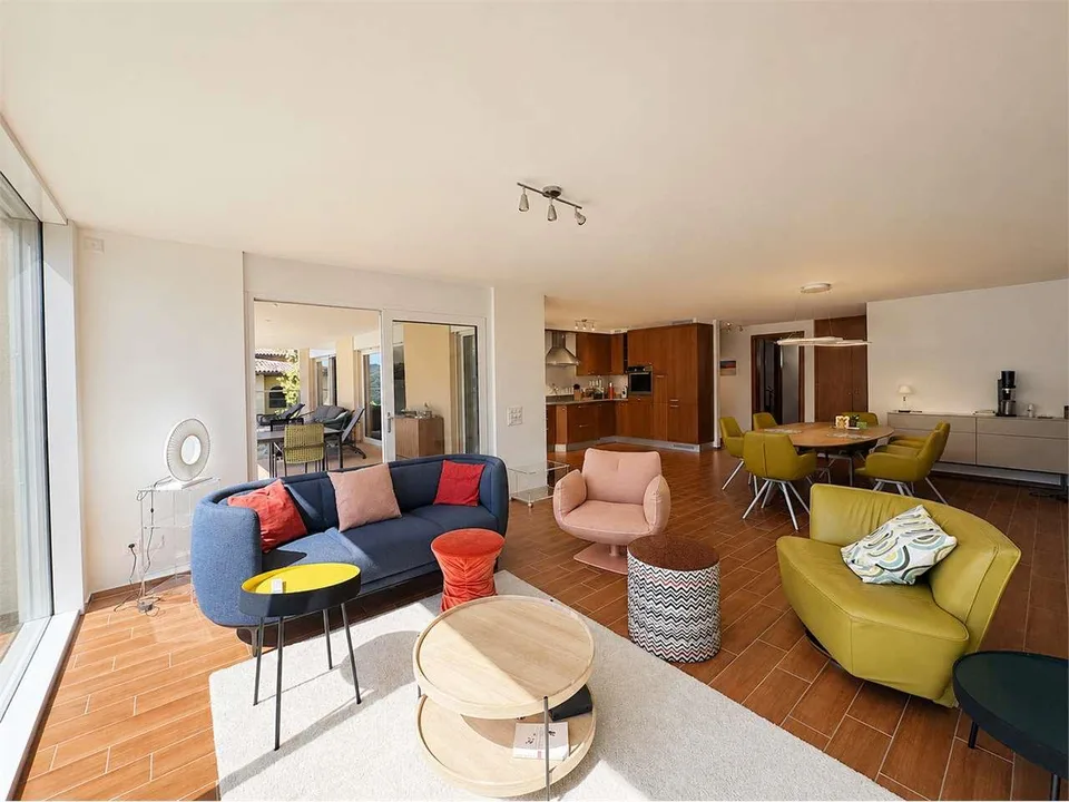 Attico panoramico con ampia terrazza e vista lago