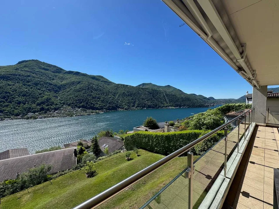 Attico panoramico con ampia terrazza e vista lago