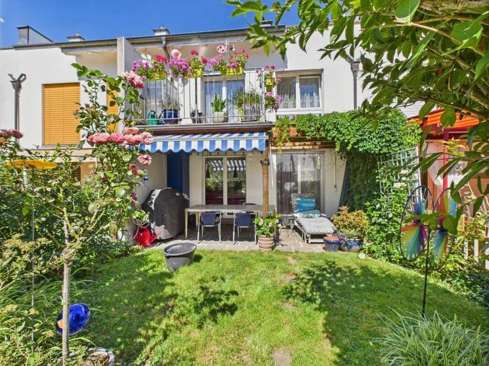 Casa a schiera familiare con giardino soleggiato