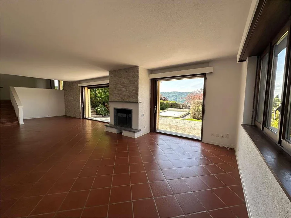 Beautiful Single-Family Villa with Pool in Morbio Inferiore, exclusive