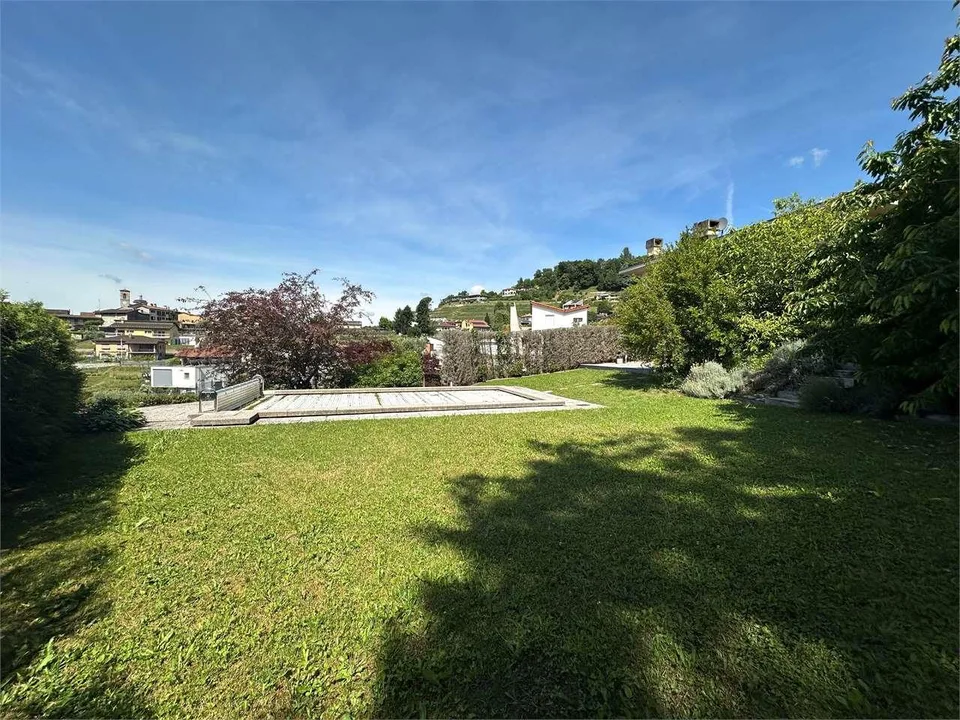 Beautiful Single-Family Villa with Pool in Morbio Inferiore, exclusive