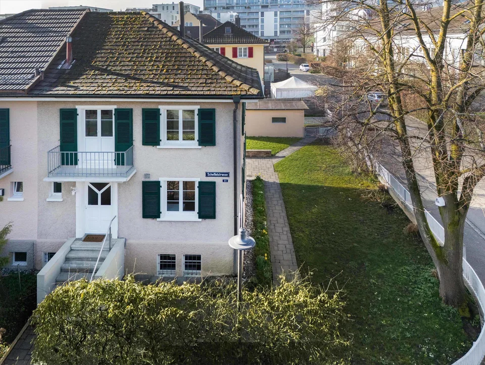 Doppeleinfamilienhaushälfte mit grossem Garten