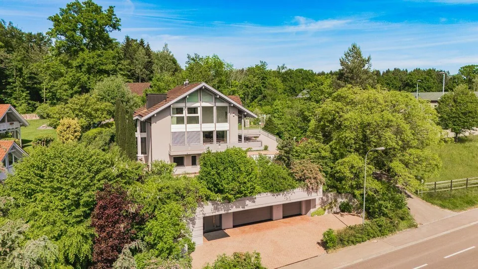 Luxuriöse Villa mit weitläufigem Grundstück, Pool und Privatsphäre