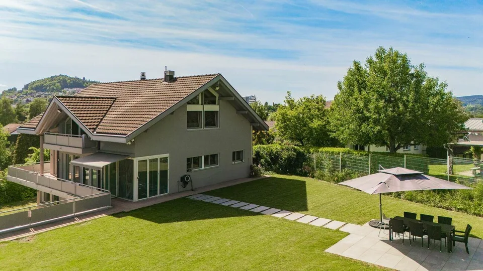 Luxuriöse Villa mit weitläufigem Grundstück, Pool und Privatsphäre