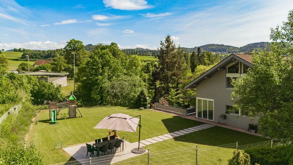 Luxuriöse Villa mit weitläufigem Grundstück, Pool und Privatsphäre
