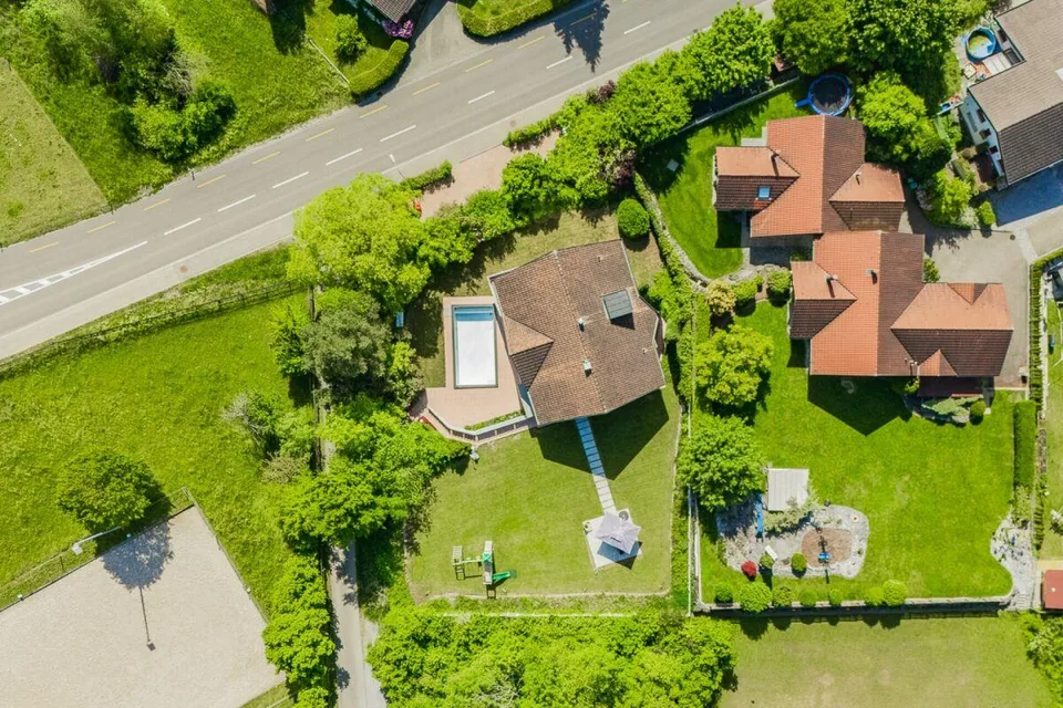 Luxuriöse Villa mit weitläufigem Grundstück, Pool und Privatsphäre