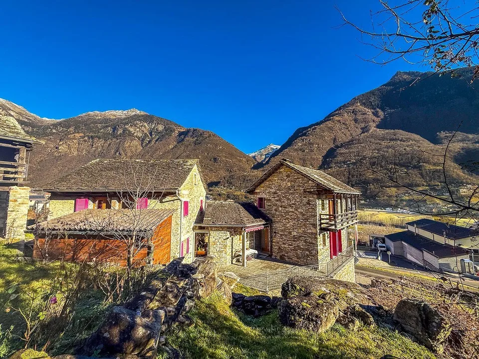 Typisches Tessiner Steinhaus voellig rennoviert