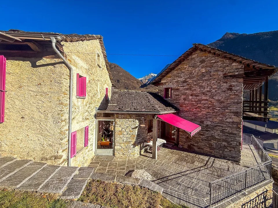 Typisches Tessiner Steinhaus voellig rennoviert