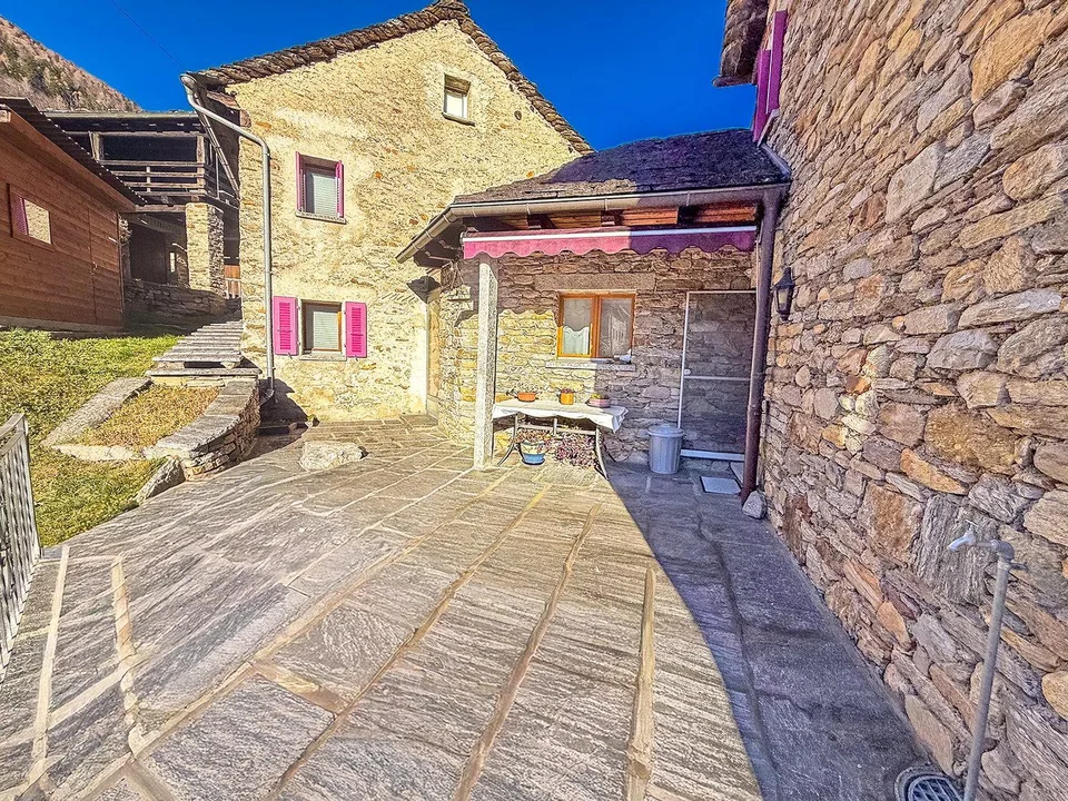 Typisches Tessiner Steinhaus voellig rennoviert