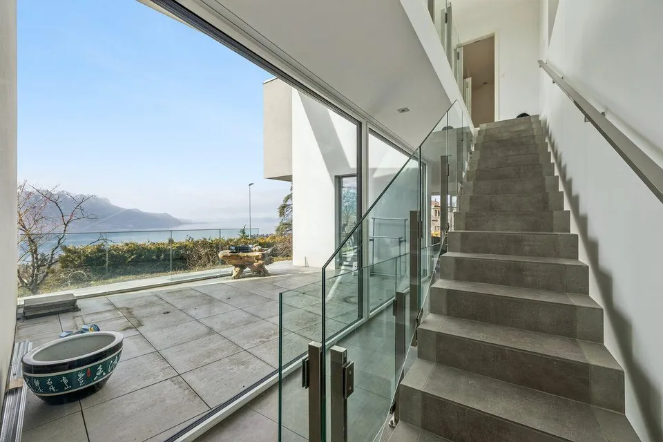 Villa von außergewöhnlicher Schönheit mit reinen und minimalistischen Linien sowie Panoramablick