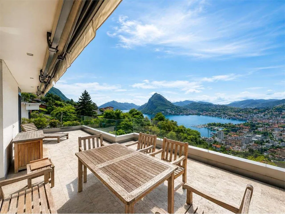 Esclusivo Attico con Roof Garden e Vista Panoramica sul Lago di Lugano
