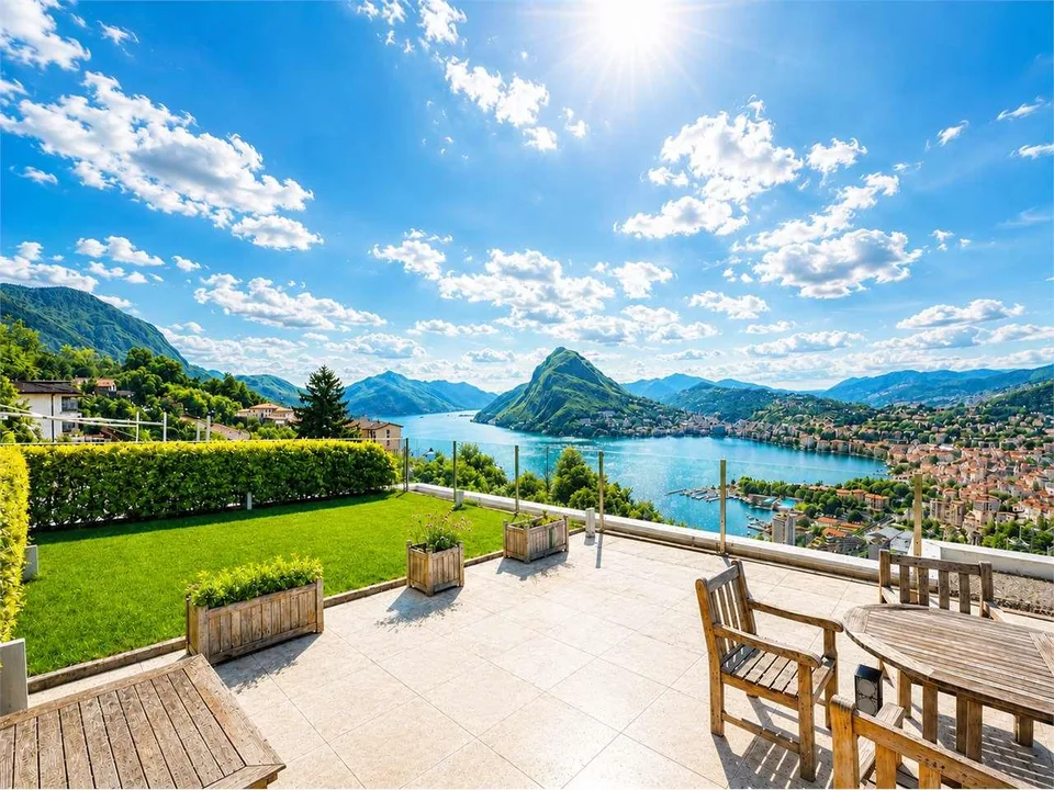 Esclusivo Attico con Roof Garden e Vista Panoramica sul Lago di Lugano