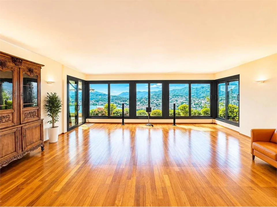 Esclusivo Attico con Roof Garden e Vista Panoramica sul Lago di Lugano