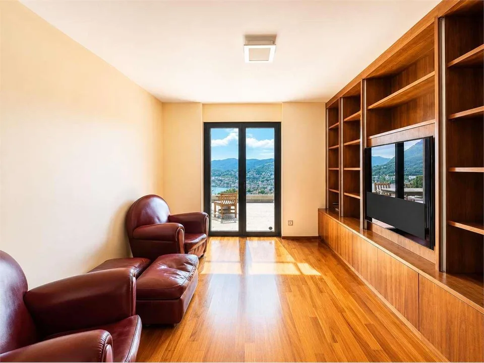 Esclusivo Attico con Roof Garden e Vista Panoramica sul Lago di Lugano