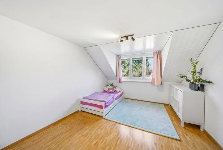 WOHNKOMFORT AUF ZWEI EBENEN - 4.5 ZIMMER MAISONETTE NUR WENIGE MINUTEN VON DER STADT