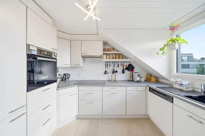 WOHNKOMFORT AUF ZWEI EBENEN - 4.5 ZIMMER MAISONETTE NUR WENIGE MINUTEN VON DER STADT