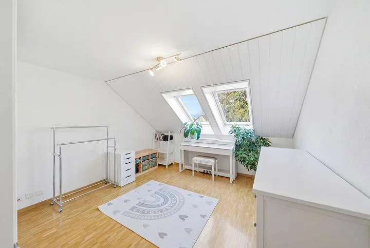 WOHNKOMFORT AUF ZWEI EBENEN - 4.5 ZIMMER MAISONETTE NUR WENIGE MINUTEN VON DER STADT