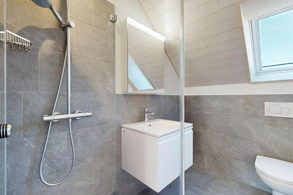 moderne 3.5-Zimmerwohnung mit eigenem Waschturm und Carport – Foto 6 von 17
