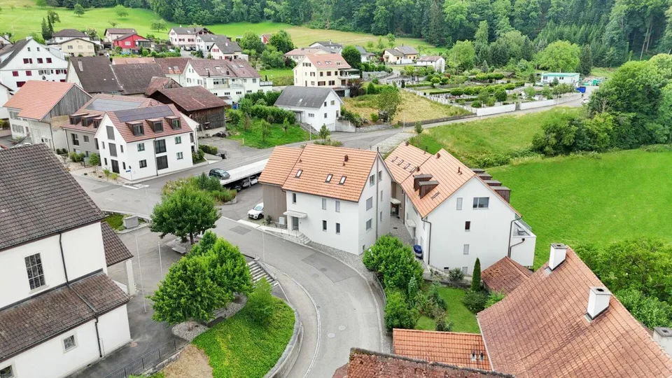 moderne 3.5-Zimmerwohnung mit eigenem Waschturm und Carport – Foto 14 von 17