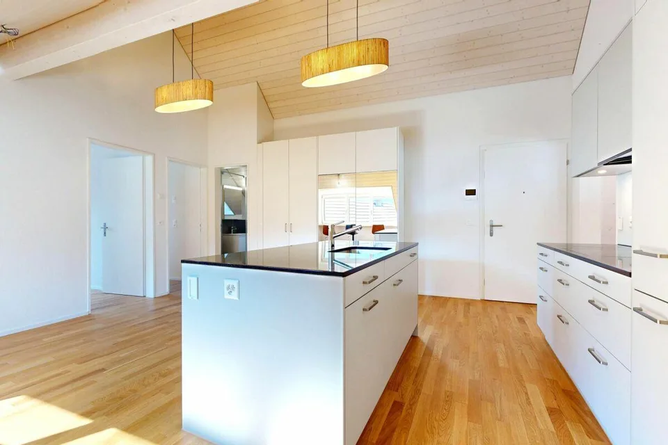 moderne 3.5-Zimmerwohnung mit eigenem Waschturm und Carport
