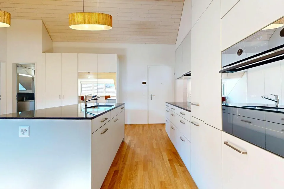 moderne 3.5-Zimmerwohnung mit eigenem Waschturm und Carport