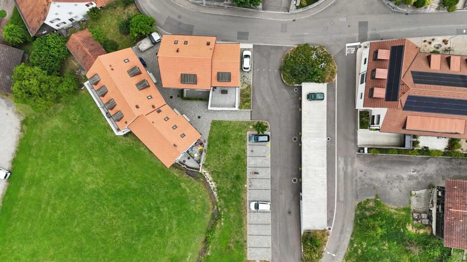 moderne 3.5-Zimmerwohnung mit eigenem Waschturm und Carport – Foto 16 von 17
