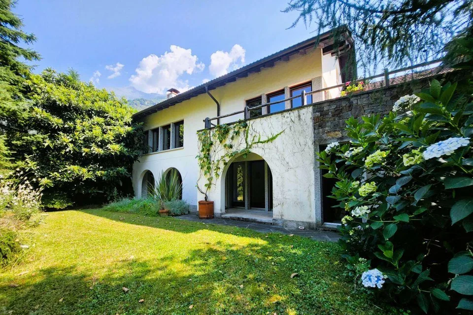Einfamilienhaus mit grossem spektakulärem Garten | Casa unifamiliar...