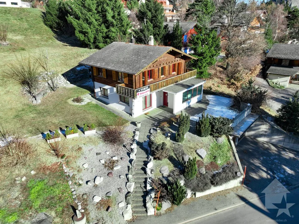 Charmant chalet de 5.5p, belle situation au centre de la station