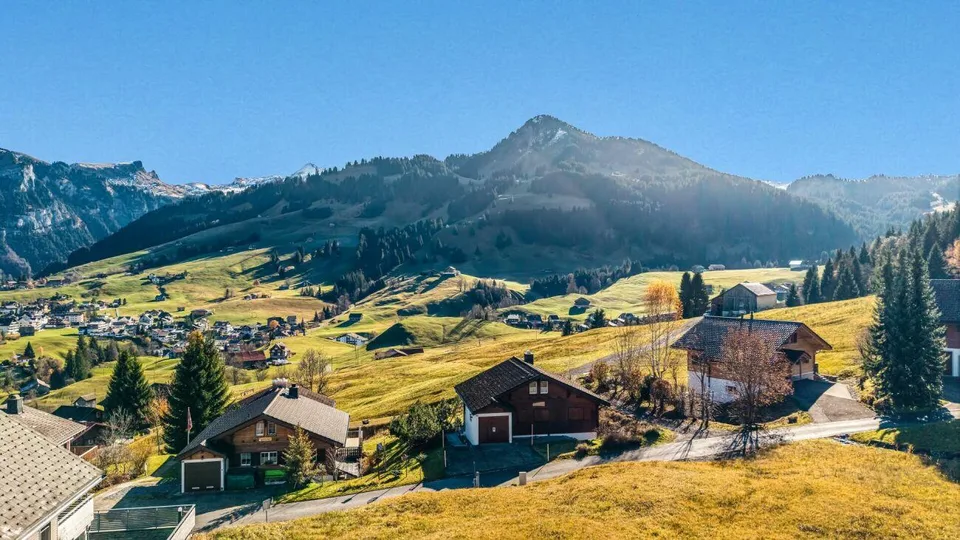 Modernes Chalet mit nachhaltiger Bauweise und Bergpanorama
