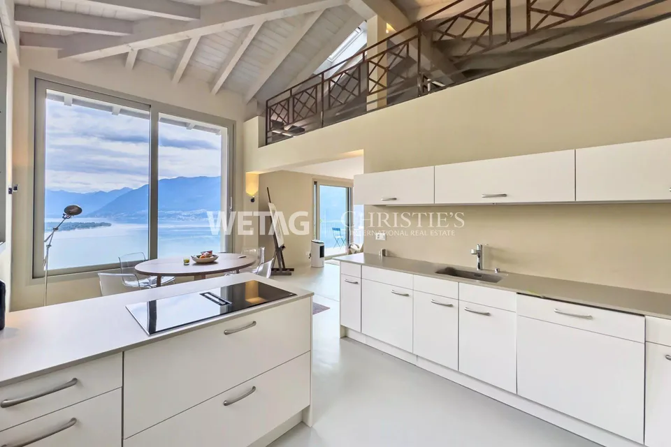 Ronco sopra Ascona: Moderne Zweifamilienvilla mit zwei Wohnungen & ...