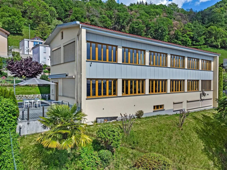 Ampia proprietà misto residenziale-commerciale con vista