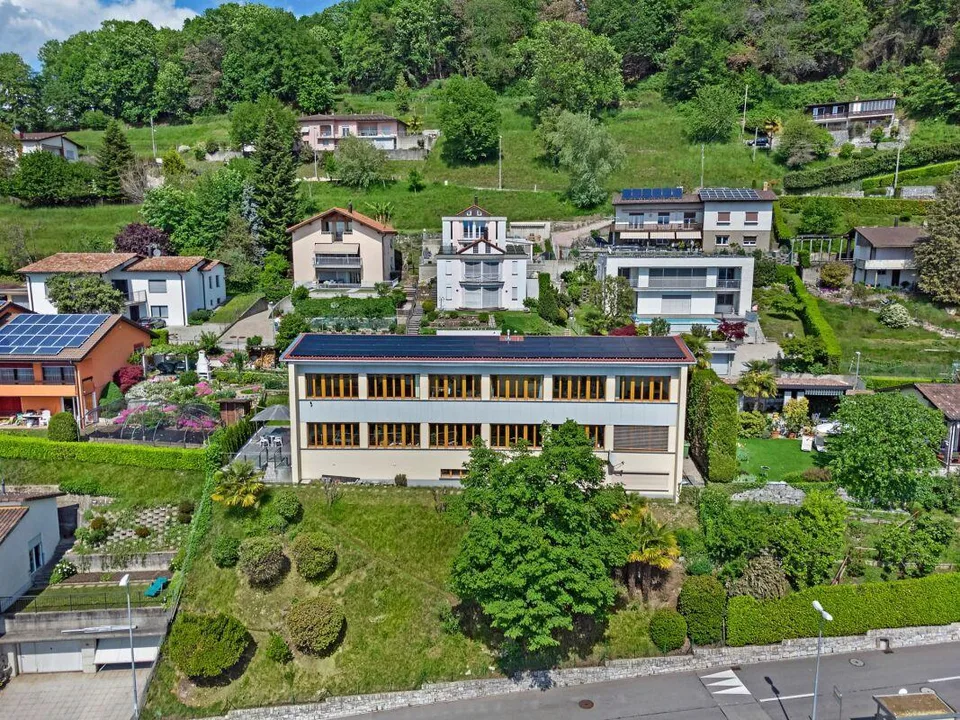 Ampia proprietà misto residenziale-commerciale con vista