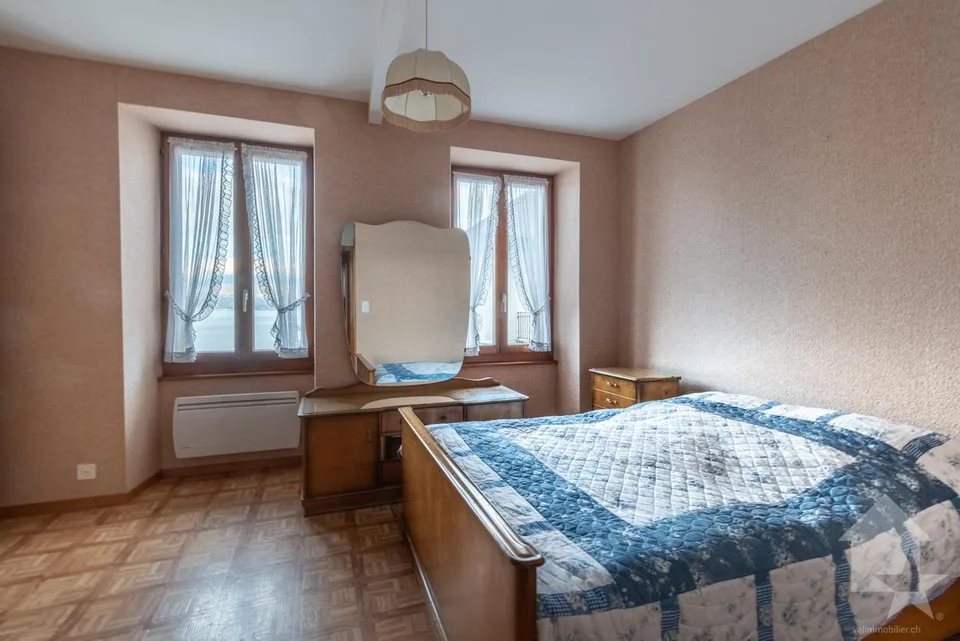 Piccola villa adiacente su 4 livelli con vista sul lago