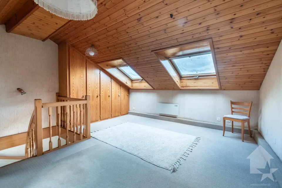 Piccola villa adiacente su 4 livelli con vista sul lago