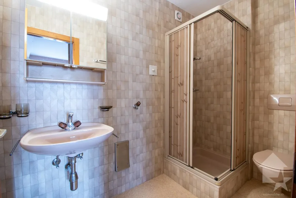 Piccola villa adiacente su 4 livelli con vista sul lago