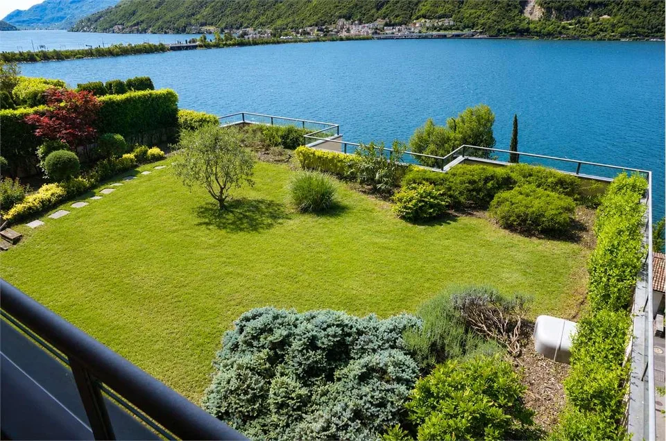 Esclusivo duplex di 4.5 locali con giardino privato e spettacolare vis