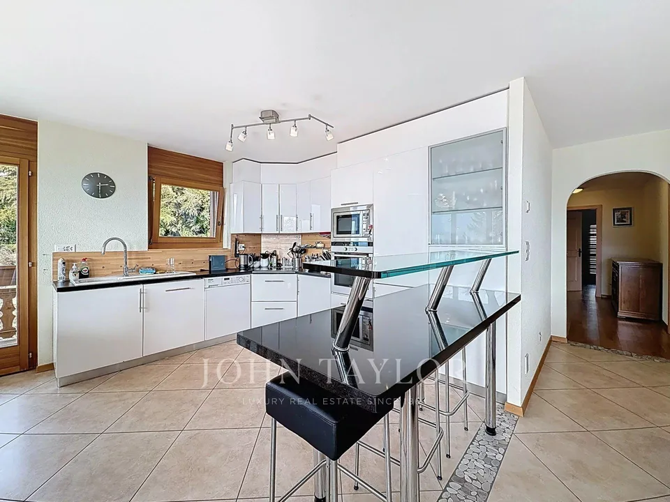 4007. Bel Appartement avec large vue montagnes