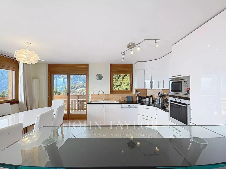 4007. Bel Appartement avec large vue montagnes