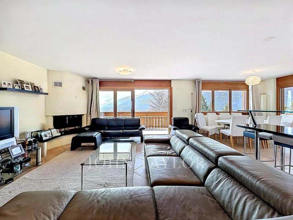 4007. Bel Appartement avec large vue montagnes