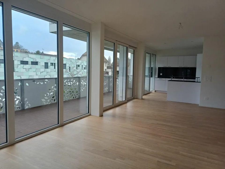 Attraktive 4.5 Zimmerwohnung mit grossem Balkon in Seenähe!