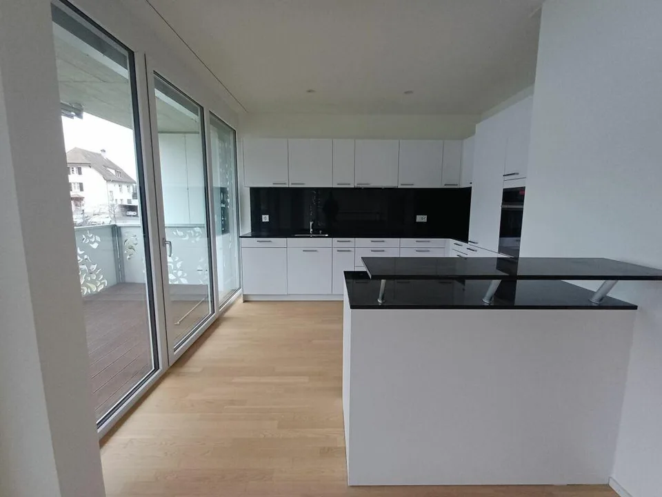 Attraktive 4.5 Zimmerwohnung mit grossem Balkon in Seenähe!