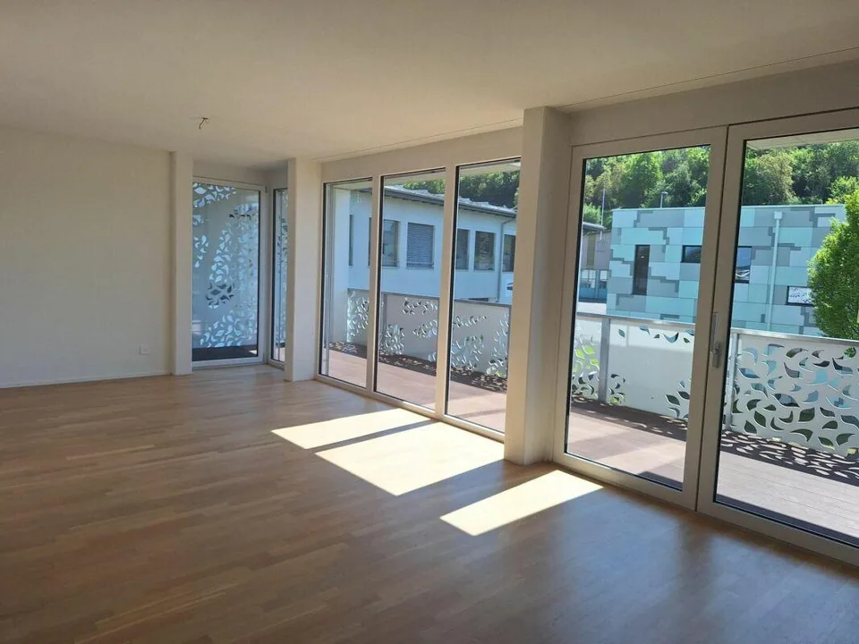 Attraktive 4.5 Zimmerwohnung mit grossem Balkon in Seenähe!