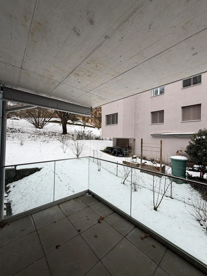Appartement moderne 3.5 pièces avec terrasse spacieuse et vue sur le verdure – photo 7 sur 8