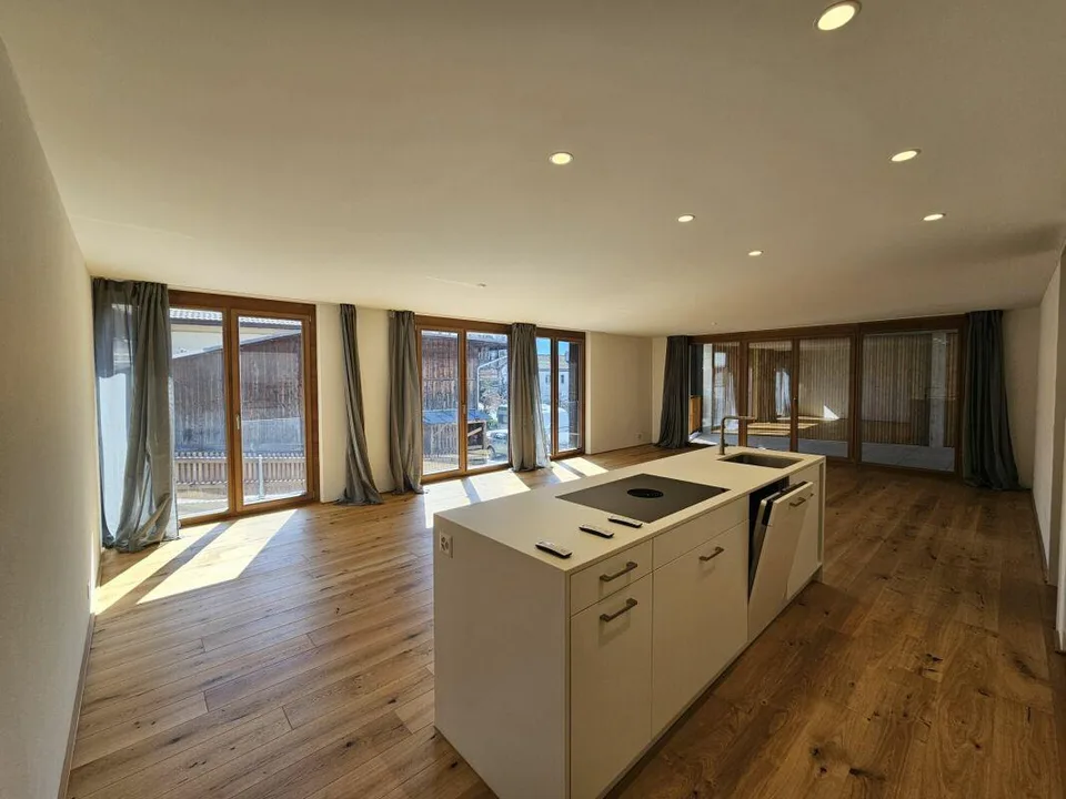 Moderne 4.5 Zimmer-Wohnung in Tomils