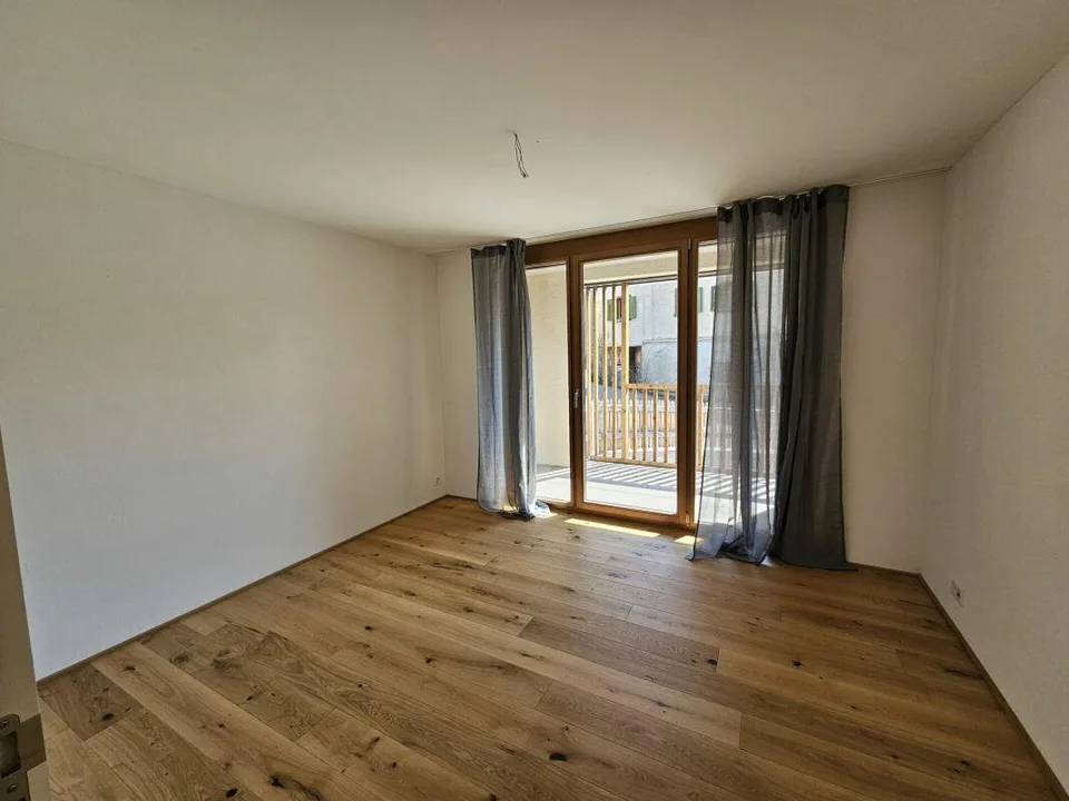 Moderne 4.5 Zimmer-Wohnung in Tomils